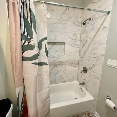 Spacious & Modern 3 Bedroom Wi-fi Free Parking *