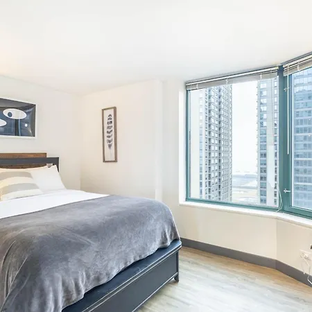 Envitae 3br Luxury Corner Loft With Navy Pier Views Apartment