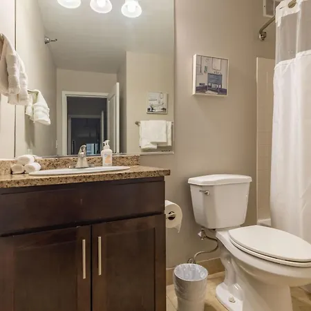 Captivating With Pier Views, Pool And Gym Apartment