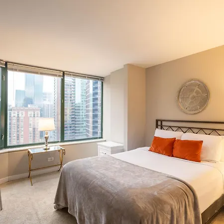 Captivating With Pier Views, Pool And Gym Apartment