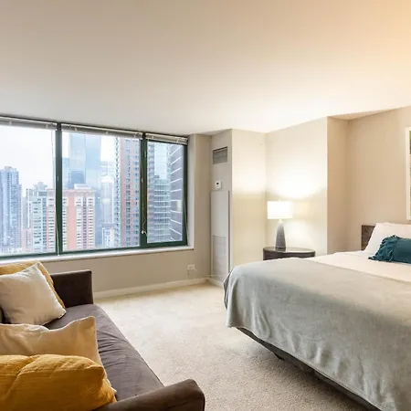 Captivating With Pier Views, Pool And Gym Apartment
