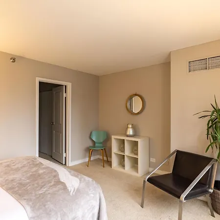 Captivating With Pier Views, Pool And Gym Apartment *