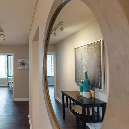 Captivating With Pier Views, Pool And Gym Apartment *
