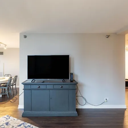 Apartment Captivating With Pier Views, Pool And Gym Chicago
