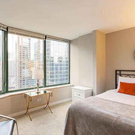 Captivating With Pier Views, Pool And Gym Apartment