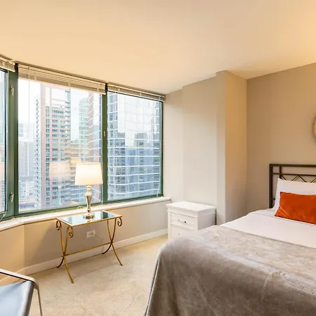 Captivating With Pier Views, Pool And Gym Apartment *