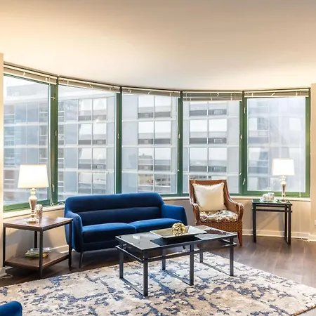 Captivating With Pier Views, Pool And Gym Apartment *