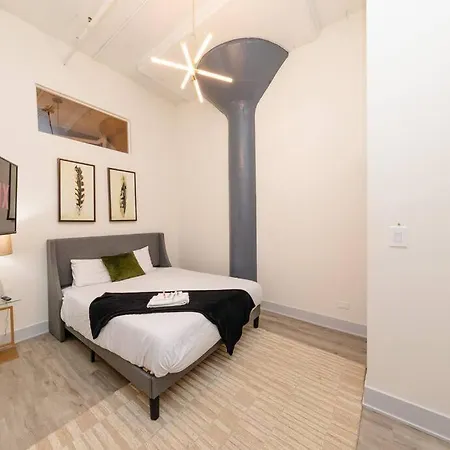Massive Luxury 5br Loft For Groups Up To 12 Guests With Optional Parking And Gym Access Near Mccormick Place And Soldier Field Apartment Chicago