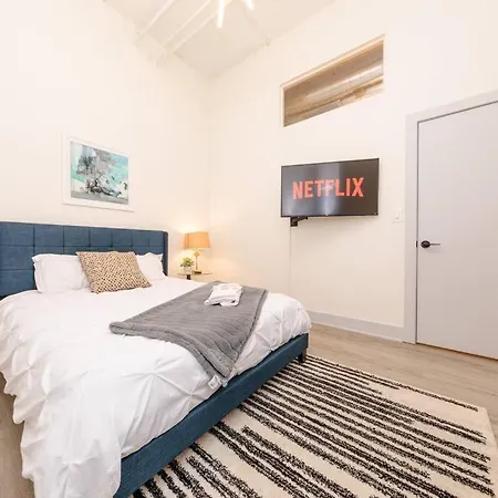 Massive Luxury 5br Loft For Groups Up To 12 Guests With Optional Parking And Gym Access Near Mccormick Place And Soldier Field *