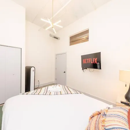 Massive Luxury 5br Loft For Groups Up To 12 Guests With Optional Parking And Gym Access Near Mccormick Place And Soldier Field *