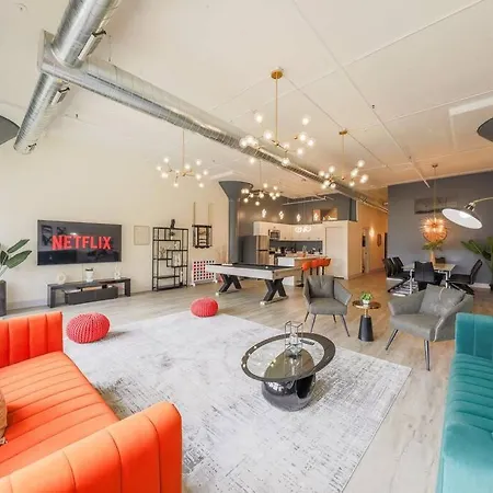 Massive Luxury 5br Loft For Groups Up To 12 Guests With Optional Parking And Gym Access Near Mccormick Place And Soldier Field *