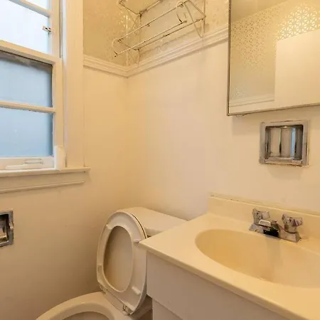 Apartment Discover Chicago, Spacious 4br Retreat W/ Parking Chicago
