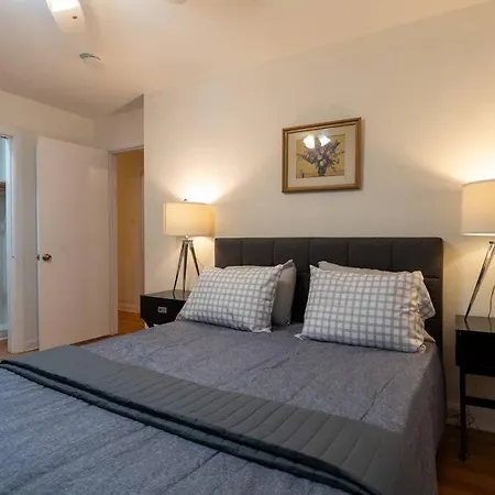 Discover Chicago, Spacious 4br Retreat W/ Parking Apartment
