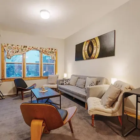 Apartment Cityscape Retreat 3br Haven With Free Parking