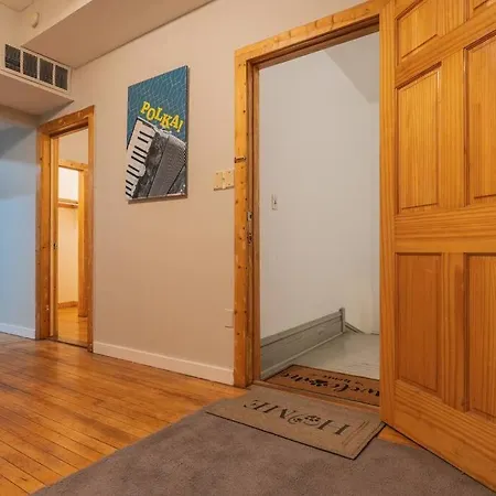 Apartment Cityscape Retreat 3br Haven With Free Parking *