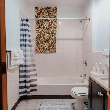 Apartment Cityscape Retreat 3br Haven With Free Parking