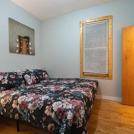 Apartment Cityscape Retreat 3br Haven With Free Parking