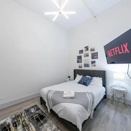 Apartment Luxurious 5br Perfect For Group Of 12 Guests With Pool Table, Optional Parking And Gym Access Near Mccormick Place And Soldier Field