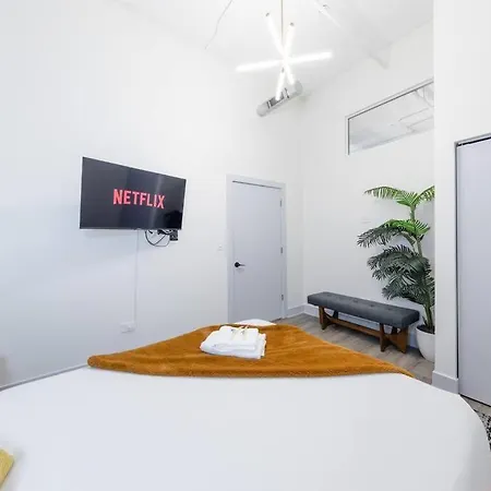 Luxurious 5br Perfect For Group Of 12 Guests With Pool Table, Optional Parking And Gym Access Near Mccormick Place And Soldier Field Apartment Chicago