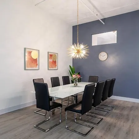 Apartment Luxurious 5br Perfect For Group Of 12 Guests With Pool Table, Optional Parking And Gym Access Near Mccormick Place And Soldier Field *