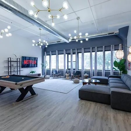 Luxurious 5br Perfect For Group Of 12 Guests With Pool Table, Optional Parking And Gym Access Near Mccormick Place And Soldier Field
