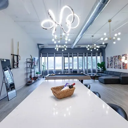 Apartment Luxurious 5br Perfect For Group Of 12 Guests With Pool Table, Optional Parking And Gym Access Near Mccormick Place And Soldier Field Chicago