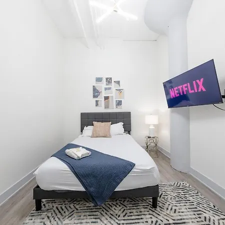 Luxurious 5br Perfect For Group Of 12 Guests With Pool Table, Optional Parking And Gym Access Near Mccormick Place And Soldier Field Apartment Chicago