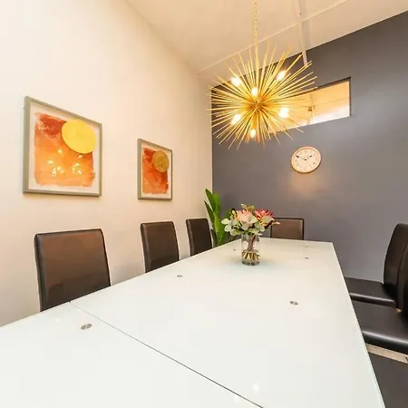 Luxurious 5br Perfect For Group Of 12 Guests With Pool Table, Optional Parking And Gym Access Near Mccormick Place And Soldier Field Chicago