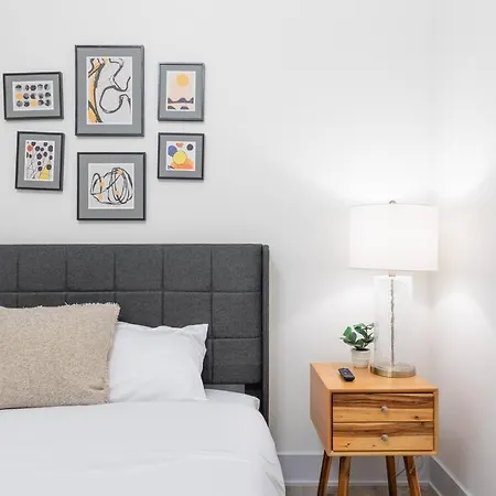 Apartment Luxurious 5br Perfect For Group Of 12 Guests With Pool Table, Optional Parking And Gym Access Near Mccormick Place And Soldier Field Chicago