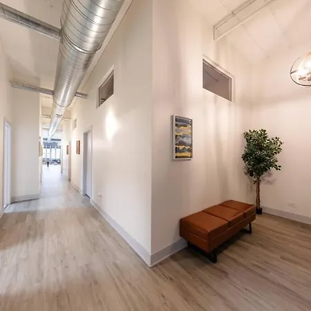 Apartment Luxurious 5br Perfect For Group Of 12 Guests With Pool Table, Optional Parking And Gym Access Near Mccormick Place And Soldier Field Chicago