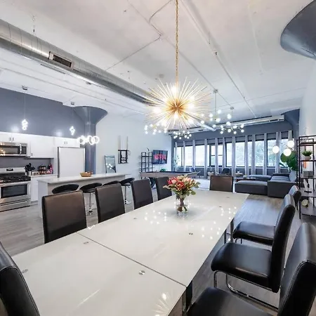 Apartment Luxurious 5br Perfect For Group Of 12 Guests With Pool Table, Optional Parking And Gym Access Near Mccormick Place And Soldier Field *