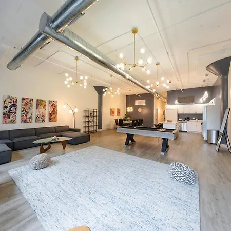 Apartment Luxurious 5br Perfect For Group Of 12 Guests With Pool Table, Optional Parking And Gym Access Near Mccormick Place And Soldier Field Chicago
