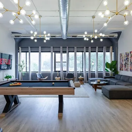 Luxurious 5br Perfect For Group Of 12 Guests With Pool Table, Optional Parking And Gym Access Near Mccormick Place And Soldier Field *