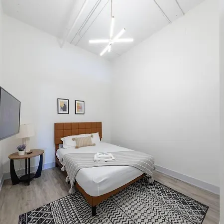 Group-friendly 5br Sleeps 12 With Billiards, Optional Parking And Gym Access Near Mccormick Place And Soldier Field Apartment *