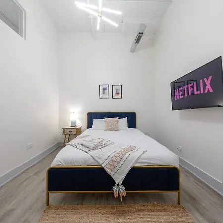 Group-friendly 5br Sleeps 12 With Billiards, Optional Parking And Gym Access Near Mccormick Place And Soldier Field * Chicago