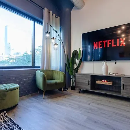 Group-friendly 5br Sleeps 12 With Billiards, Optional Parking And Gym Access Near Mccormick Place And Soldier Field Chicago