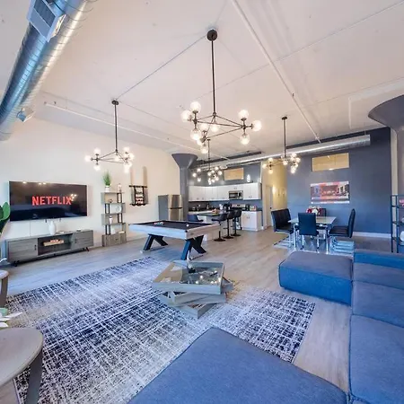Group-friendly 5br Sleeps 12 With Billiards, Optional Parking And Gym Access Near Mccormick Place And Soldier Field Apartment Chicago
