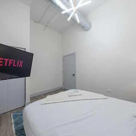 Group-friendly 5br Sleeps 12 With Billiards, Optional Parking And Gym Access Near Mccormick Place And Soldier Field Apartment Chicago
