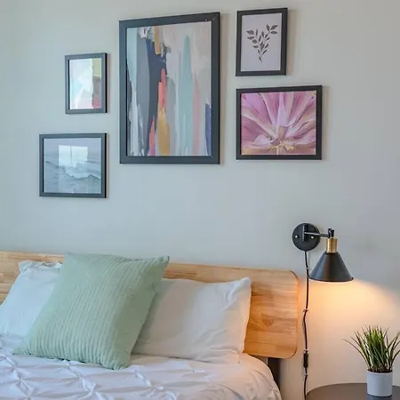 Spacious 2br South Loop With Skyline View, Optional Parking And Gym Access Near Mccormick Place And Soldier Field