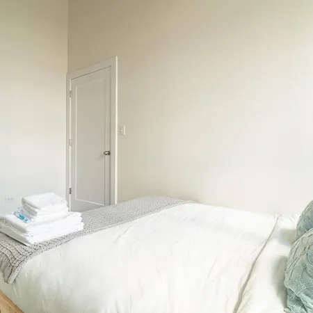 Skyline 2br In South Loop With Optional Parking & Gym Access Near Mccormick Place, Soldier Field And Lakefront Chicago