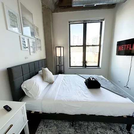 Modern 2br With Skyline View, Optional Parking & Gym Access Near Mccormick, Museum Campus, Grant Park & Soldier Field Chicago