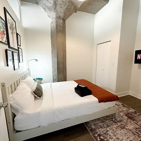 Modern 2br With Skyline View, Optional Parking & Gym Access Near Mccormick, Museum Campus, Grant Park & Soldier Field