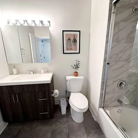 Apartment Modern 2br With Skyline View, Optional Parking & Gym Access Near Mccormick, Museum Campus, Grant Park & Soldier Field