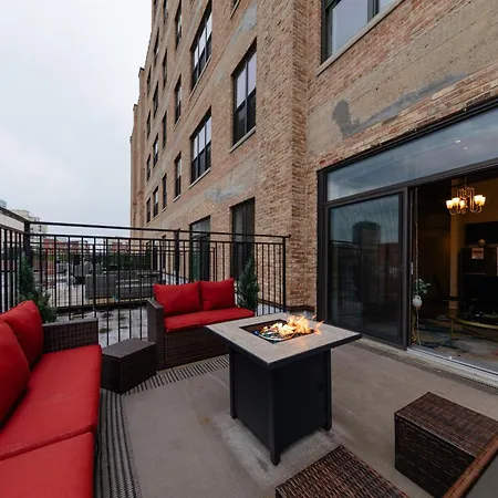 Modern South Loop 2br With View Of Skyline Patio And Gym Access Near Mccormick Place Convention Center & Museum Campus