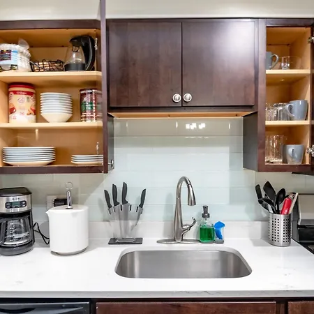 Bright South Loop 3br Escape With Pingpong Table And Optional Parking Minutes To Art Institute, Grant Park & Mccormick Place Events Apartment Chicago