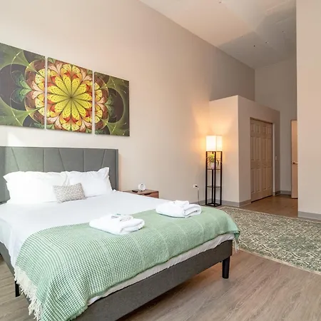 Mccormick Place Magnificent 2br With Optional Parking, Patio, Gym Access Near Grant Park, Museums, Soldier Field & Shore *