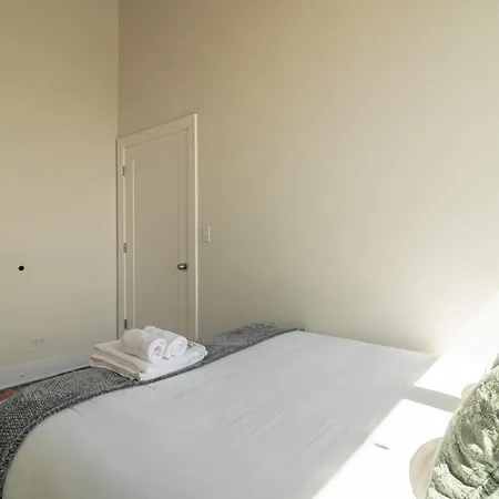 Bright 2br Luxury Corner With Optional Parking Sleeps 6 Guests Near Mccormick Place And Soldier Field *