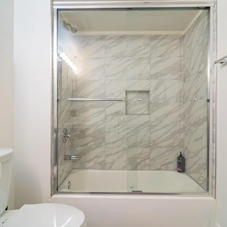 Bright 2br Luxury Corner With Optional Parking Sleeps 6 Guests Near Mccormick Place And Soldier Field Apartment