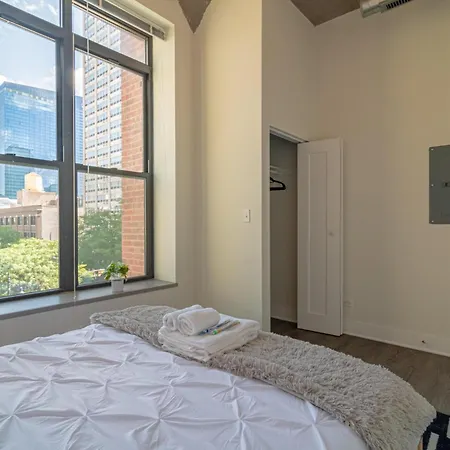 Bright 2br Luxury Corner With Optional Parking Sleeps 6 Guests Near Mccormick Place And Soldier Field Apartment *