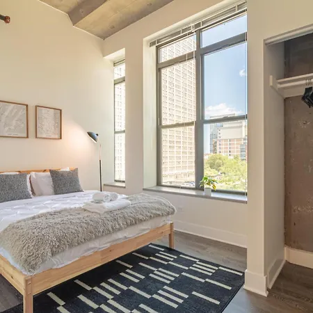 Apartment Bright 2br Luxury Corner With Optional Parking Sleeps 6 Guests Near Mccormick Place And Soldier Field *
